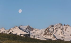 Photo Snow-covered mountains